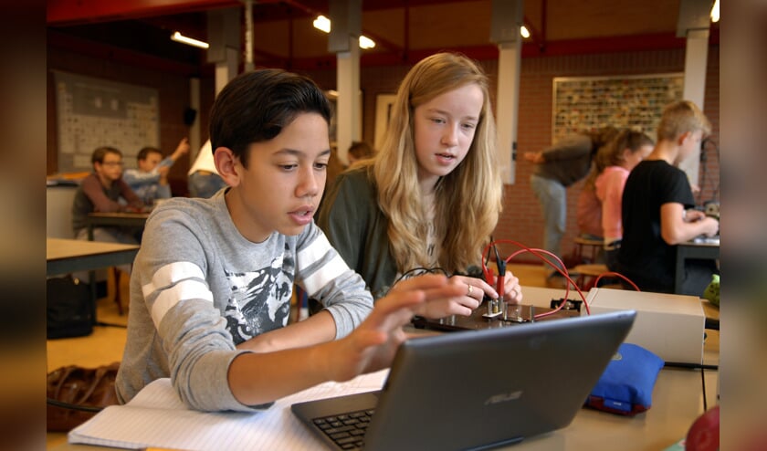 UC-leerlingen aan het werk tijdens een les Nask