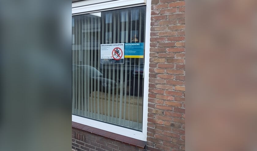 Woning gesloten na vondst hennepkwekerij. (Foto: Gert-Jan Koekkoek)