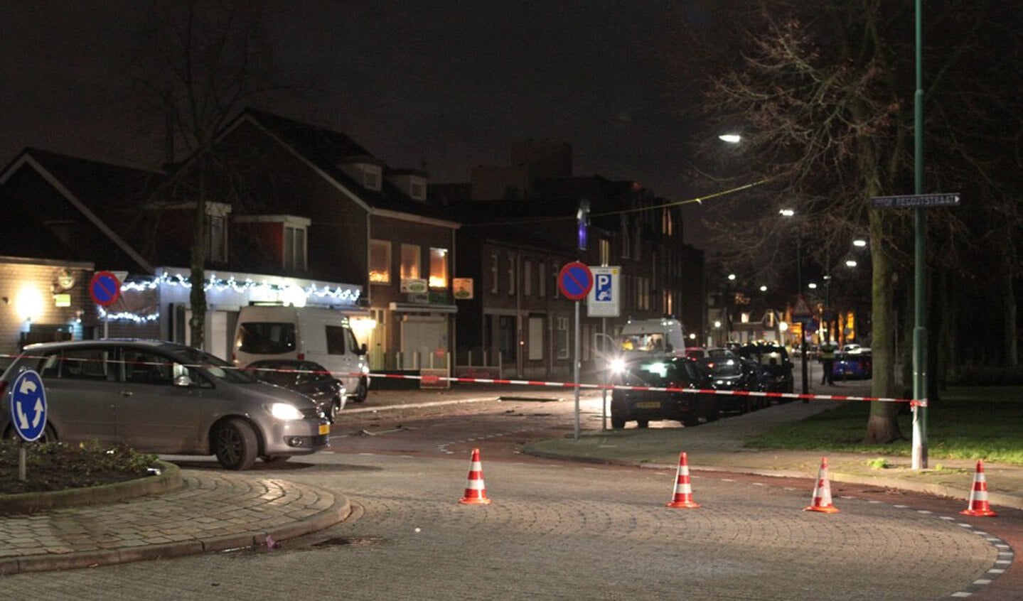 De politie doet onderzoek op de Berghemseweg in Oss ( Foto's : Maickel Keijzers / Hendriks Multimedia )