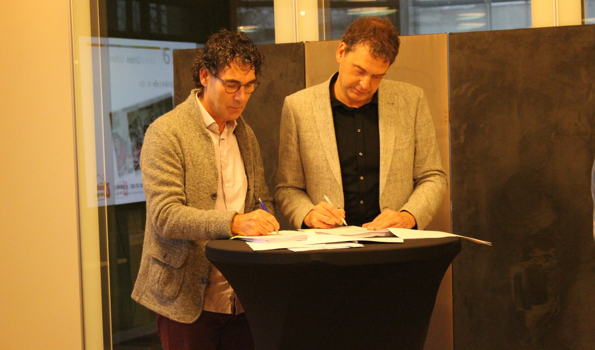 Herman Vissers, voorzitter Woongroep Uniek, en Jan van Vucht, directeur Area, tekenen de overeenkomst (foto: Temmie van Uden)