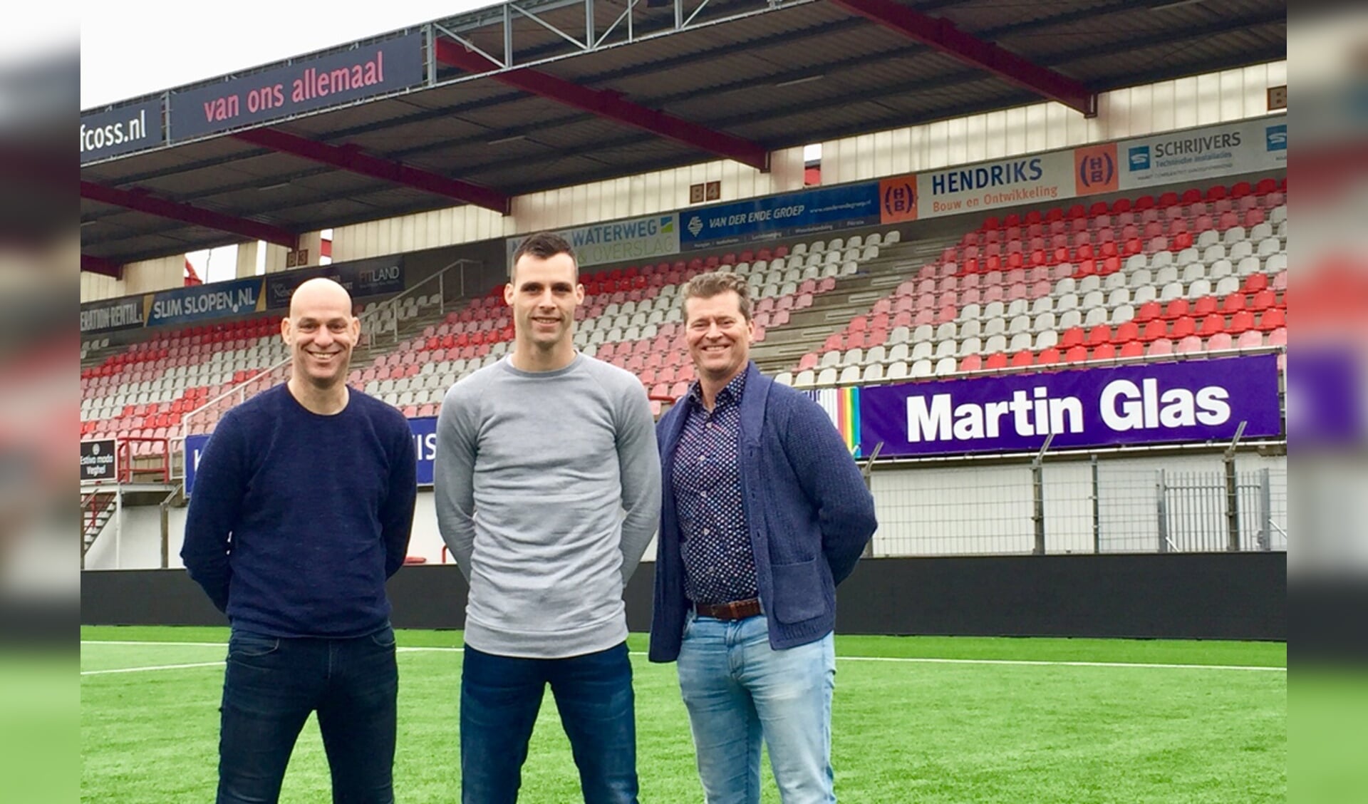 FC Oss-trainer Klaas Wels, Koen van der Biezen en directeur Peter Bijvelds. (Foto: FC Oss media)