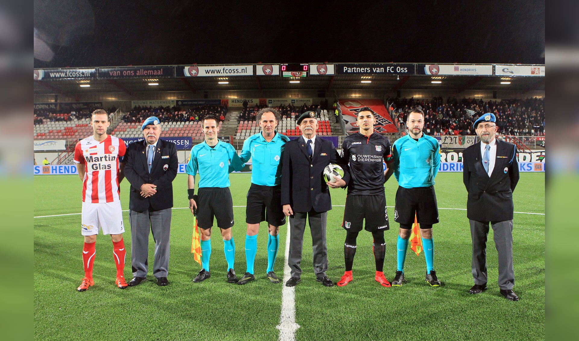 Drie veteranen liepen afgelopen maandag met de spelers van FC Oss en N.E.C. het veld op. 