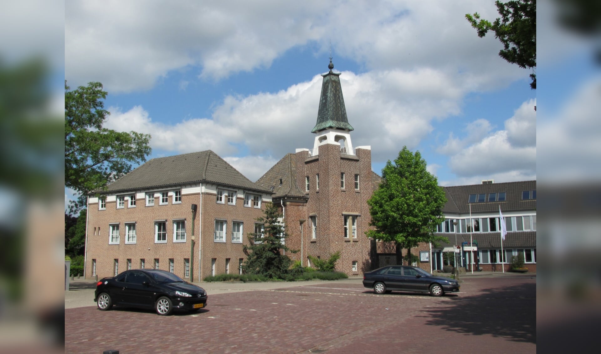 Archieffoto gemeentehuis Mook & Middelaar. 