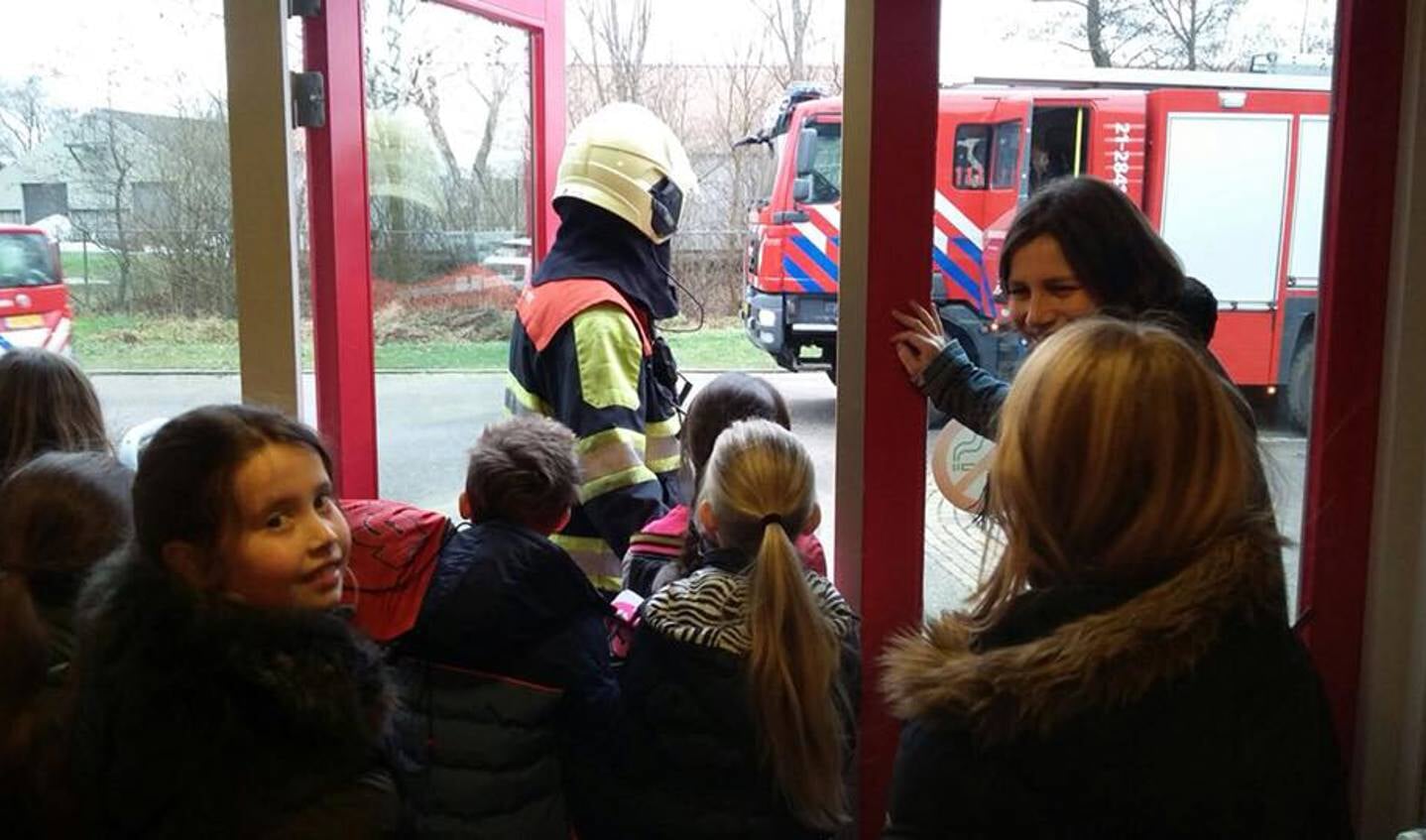In Wanroij gingen kinderen onder begeleiding van de brandweer naar de gymzaal. (foto: Gemeente Sint Anthonis)