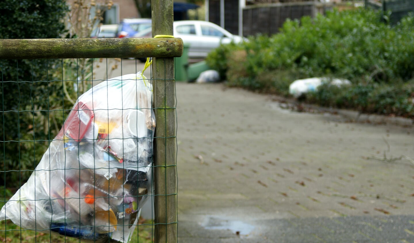 In Boxmeer vloog het afval door de straten. (foto: Jeff Meijs)
