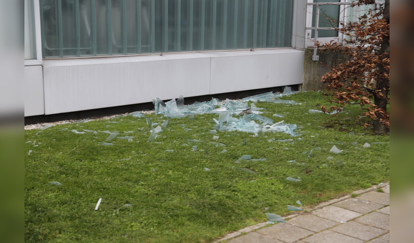 Het politiebureau in Cuijk liep schade op. Foto: SK-Media. 