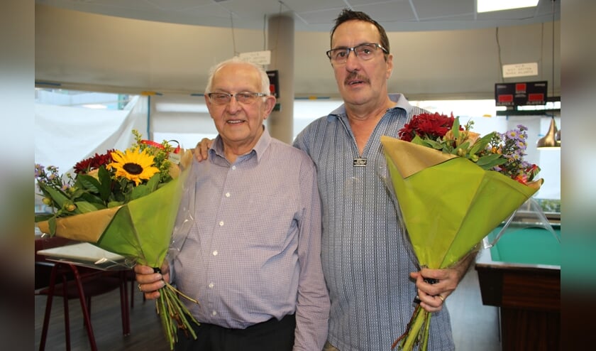 De winnaars van het Regio Bandstoottoernooi voor mindervaliden: winnaar B-poule Jo Straatman, rechts winnaar A-poule John v/d Zanden