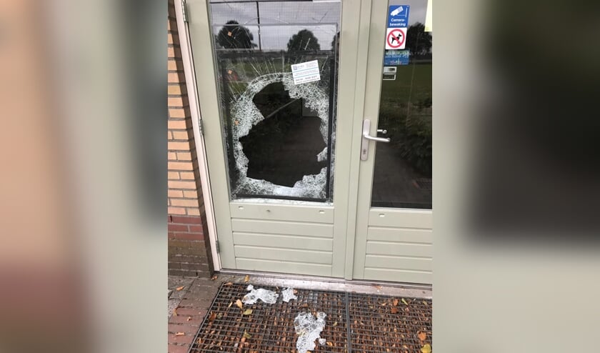 De inbrekers sloegen een ruit in.