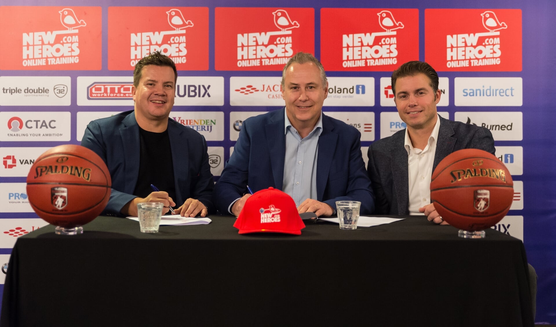 Bob van Oosterhout (Eigenaar New Heroes Basketball), Erwin Vos (Manager Marketing & Communicatie CSU) en Joost Boelens (Manager Commerciële Zaken CSU).