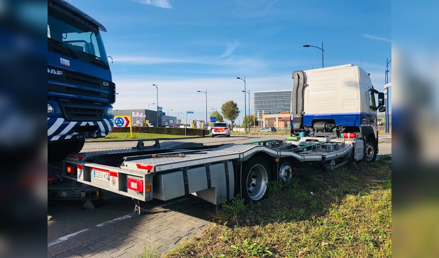 Vrachtwagen geschaard bij rotonde corridor.