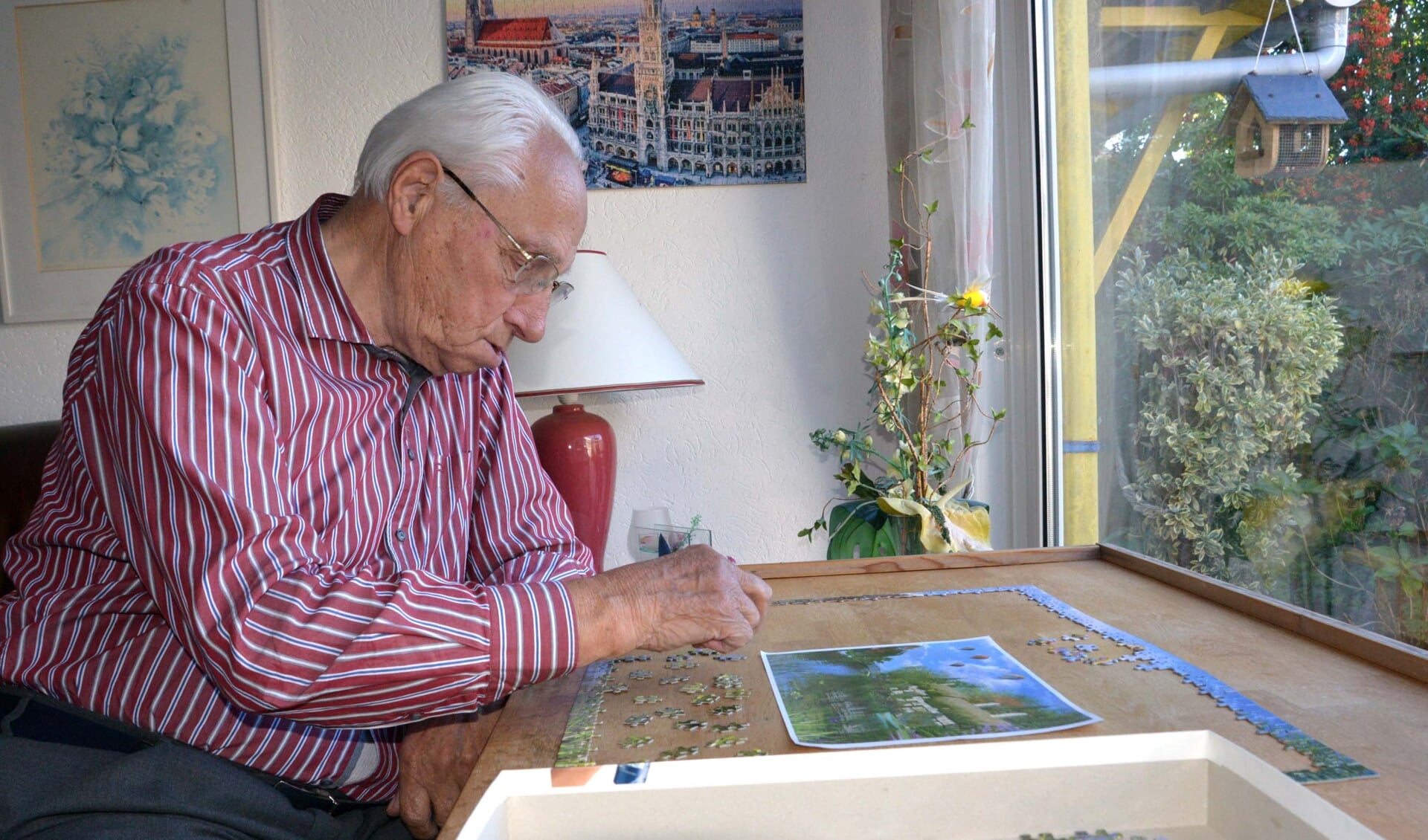 Joop de Lange maakt een puzzel, zijn hobby (foto: Henk Lunenburg)