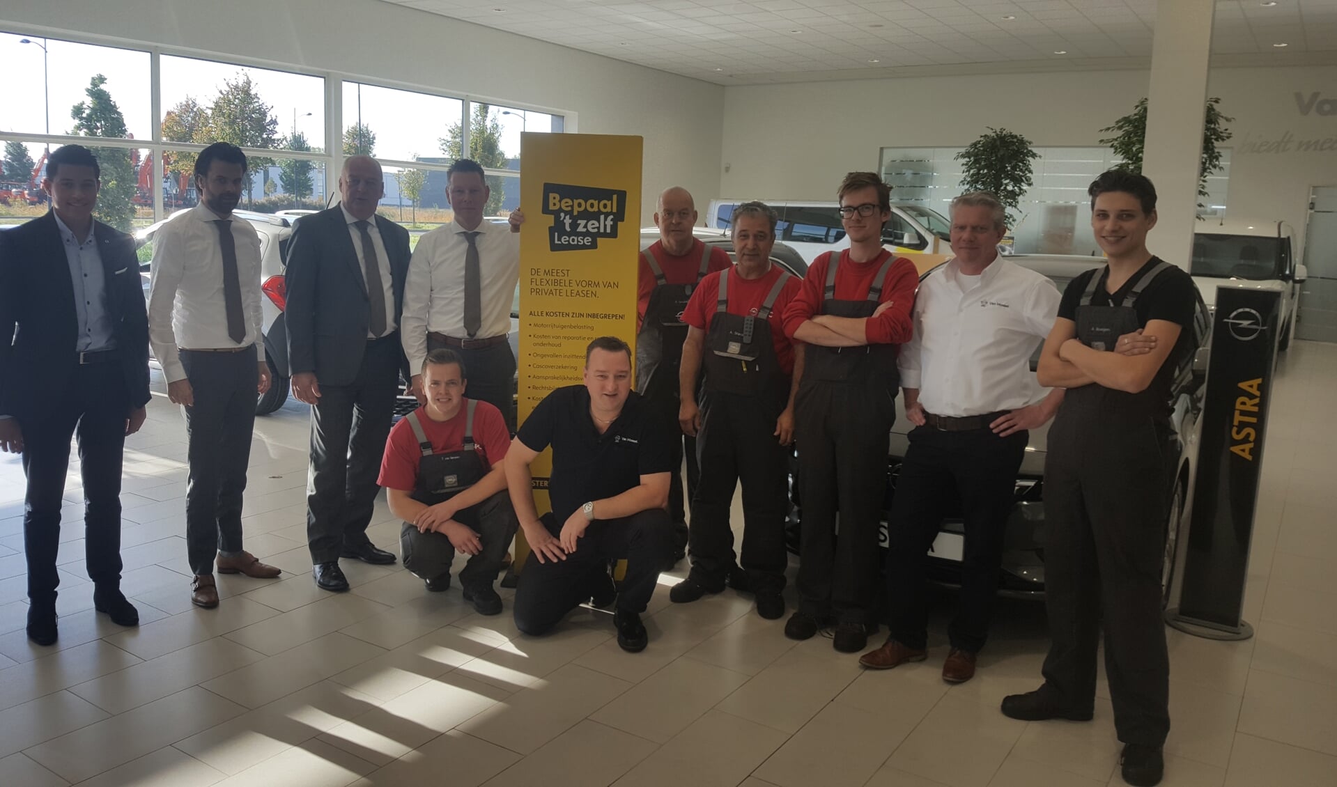 Het team van Opel-dealer Van Mossel OPC in Veghel.