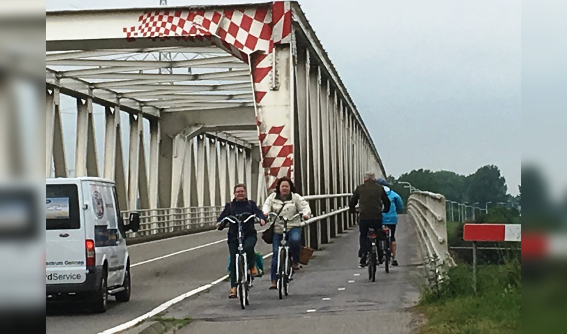 De burgemeester van Gennep en Boxmeer pleiten voor een gecombineerde aanpak van het fietspad Maasbrug en Flessenhals Oeffelt. (foto: Jos Gröniger)