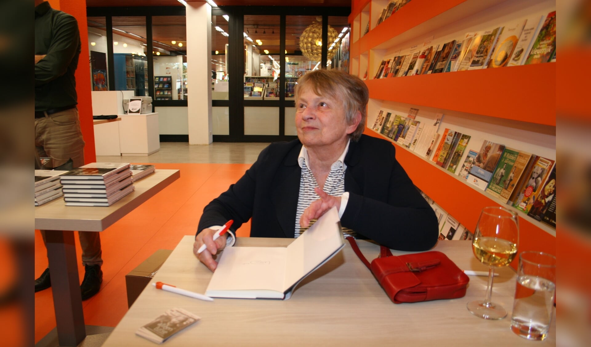 Luise Jacobs bij het signeren van haar laatste boek