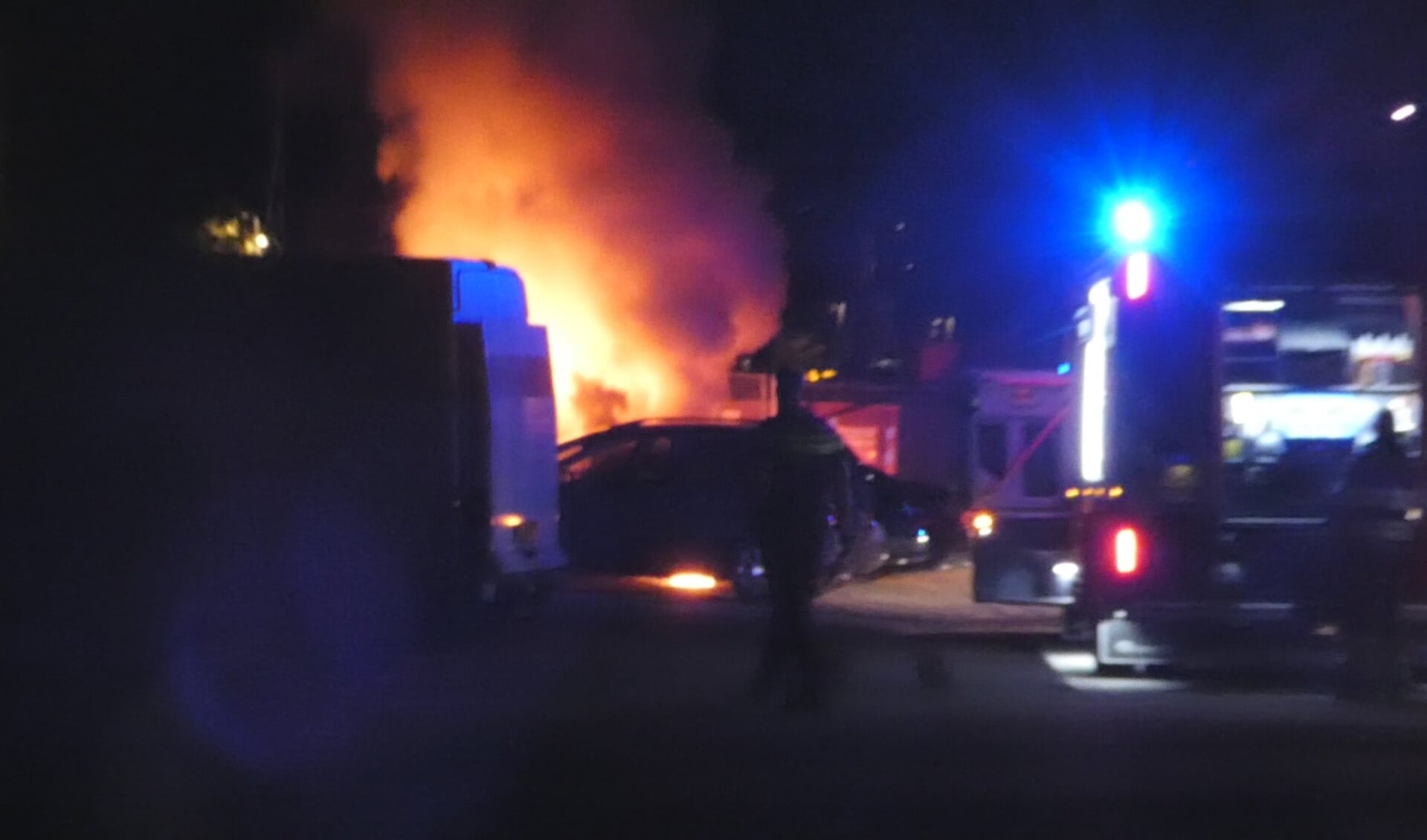 Politie zoekt getuigen autobrand in Oss 
