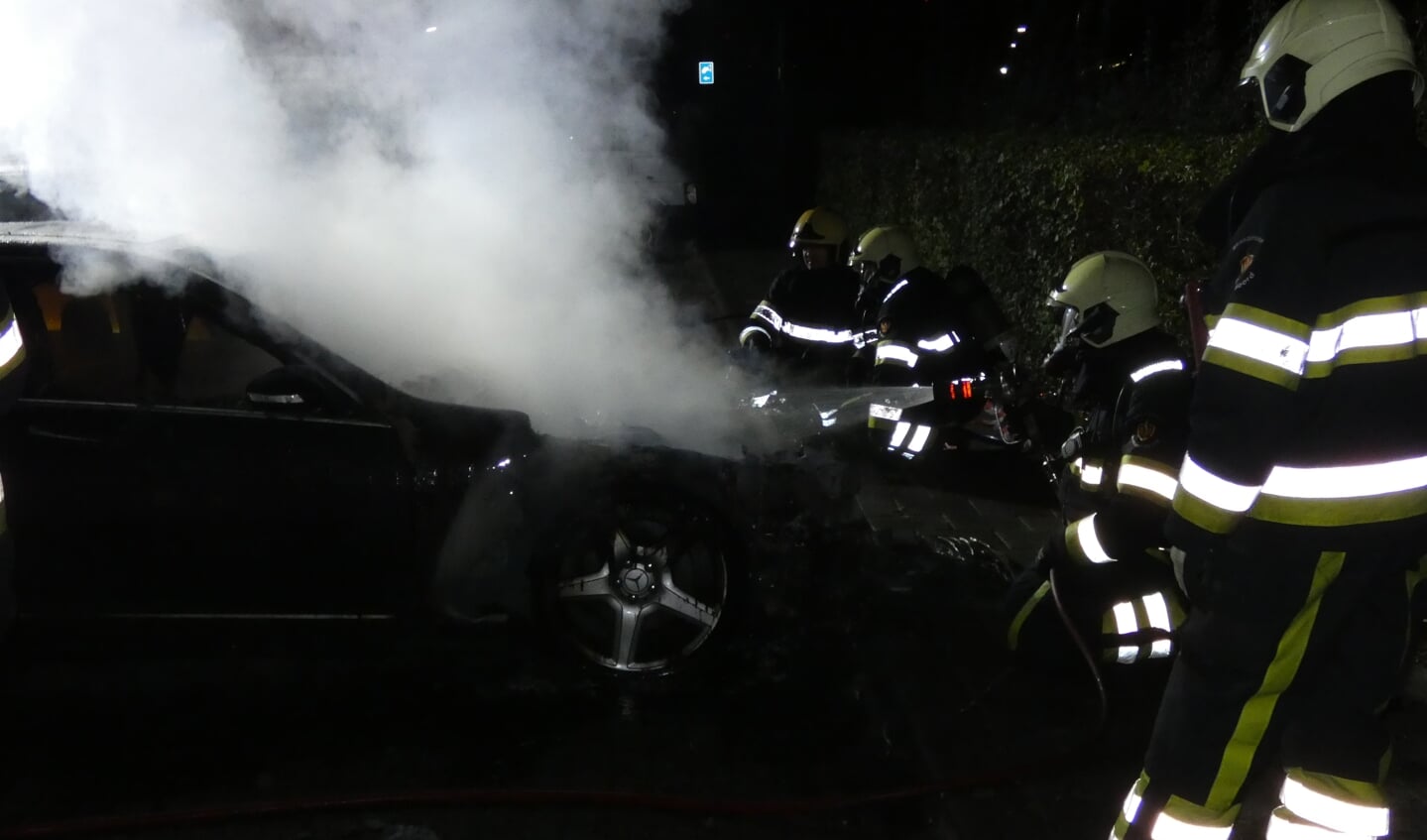 Politie zoekt getuigen autobrand in Oss 