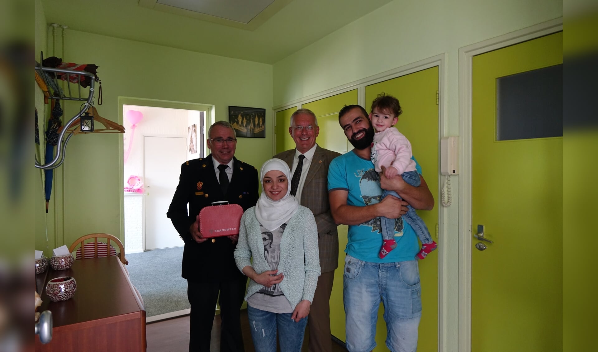 Uit handen van de burgemeester en brandweerpost Gennep ontving mevrouw Al Kahidi een 'Brandweerkoffertje' ter ere van de geboorte van haar dochter Perla.