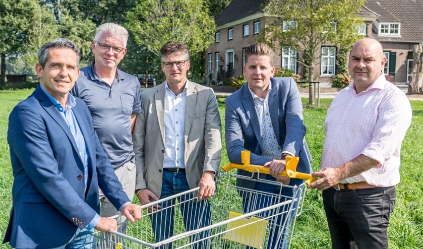 V.l.n.r.: Joop Bosmans (Jumbo Bosmans Cuijk), Ton Walraven (Jumbo Boxmeer), Peter van Kuppeveld (Jumbo van Kuppeveld Grave), Jan Verbeeten (Plus Verbeeten Overloon) en Luc van de Ven (Albert Heijn Mill).