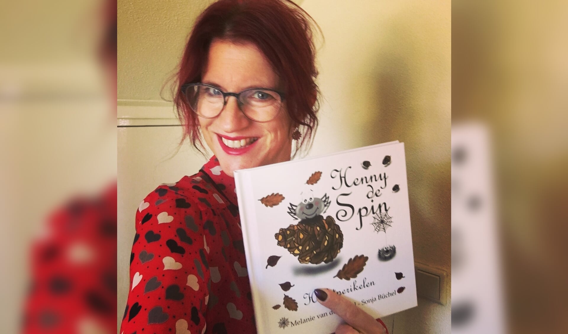 Melanie van den IJssel met haar nieuwe boek Henny de Spin. 