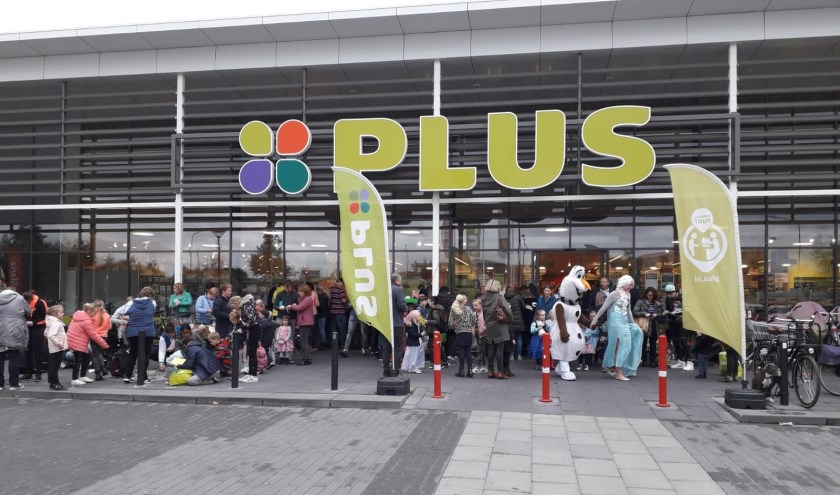 Bij de ingang van de PLUS was het een drukte van belang