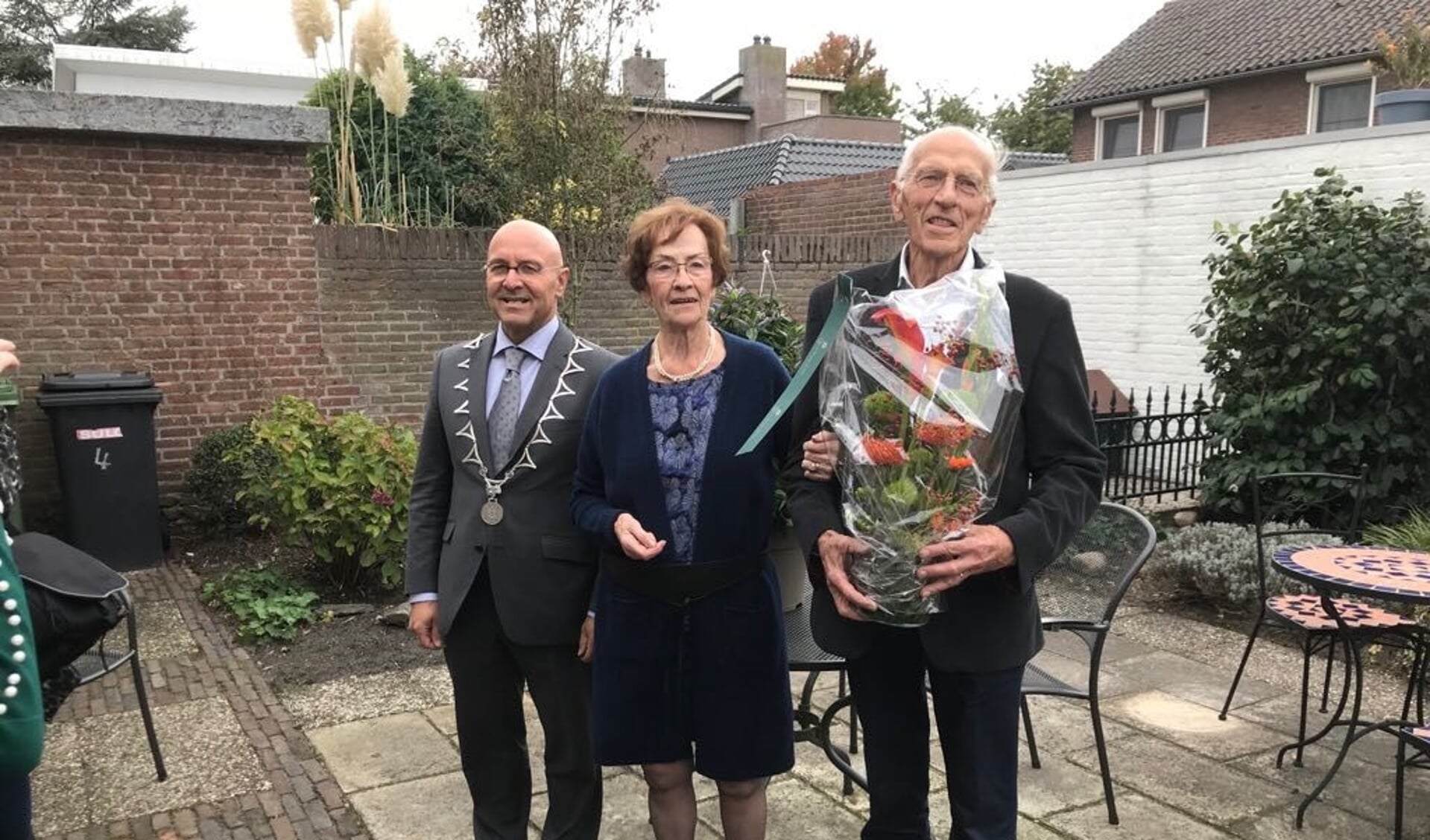 Wim en Willy van Heist krijgen een bloemetje van de burgemeester.