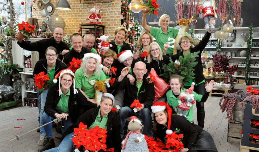 Het team van Tuincentrum Olieslagers in Boxmeer is al in kerstsfeer. (foto: Ingrid Driessen)  
