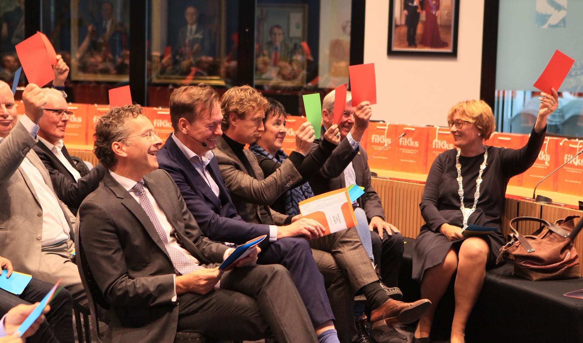 Aanwezigen bij de bijeenkomst, met onder andere voormalig minister Jeroen Dijsselbloem (links op de eerste rij)