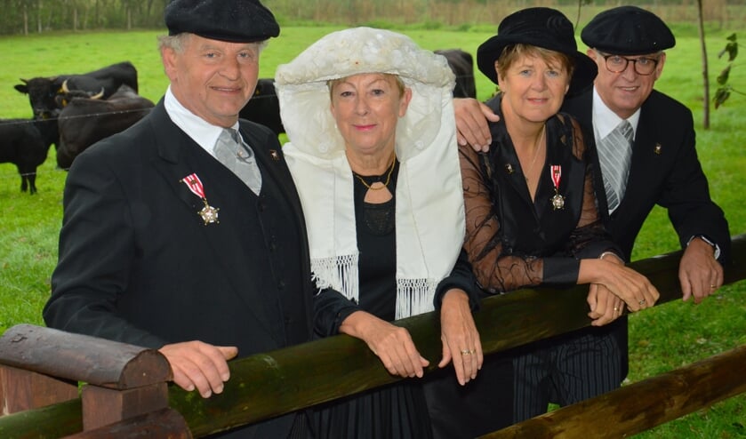 Dit gezellige viertal gaan er een mooie carnaval van maken. Van links naar rechts: Jan, Margriet, Clementine en Mari.