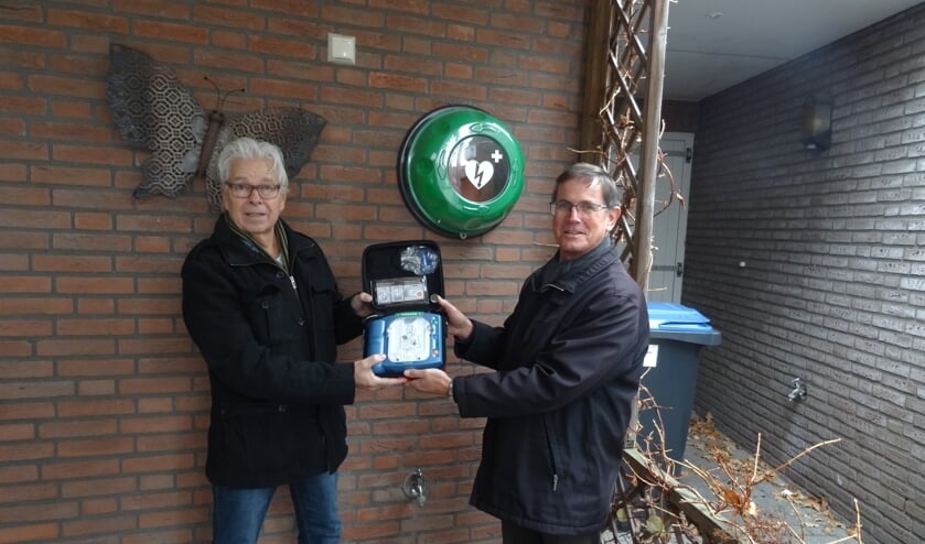 Voorzitter Willy Hoskens overhandigde de AED aan de voorzitter/penningmeeste van de Buurtvereniging, Jos Nooijen