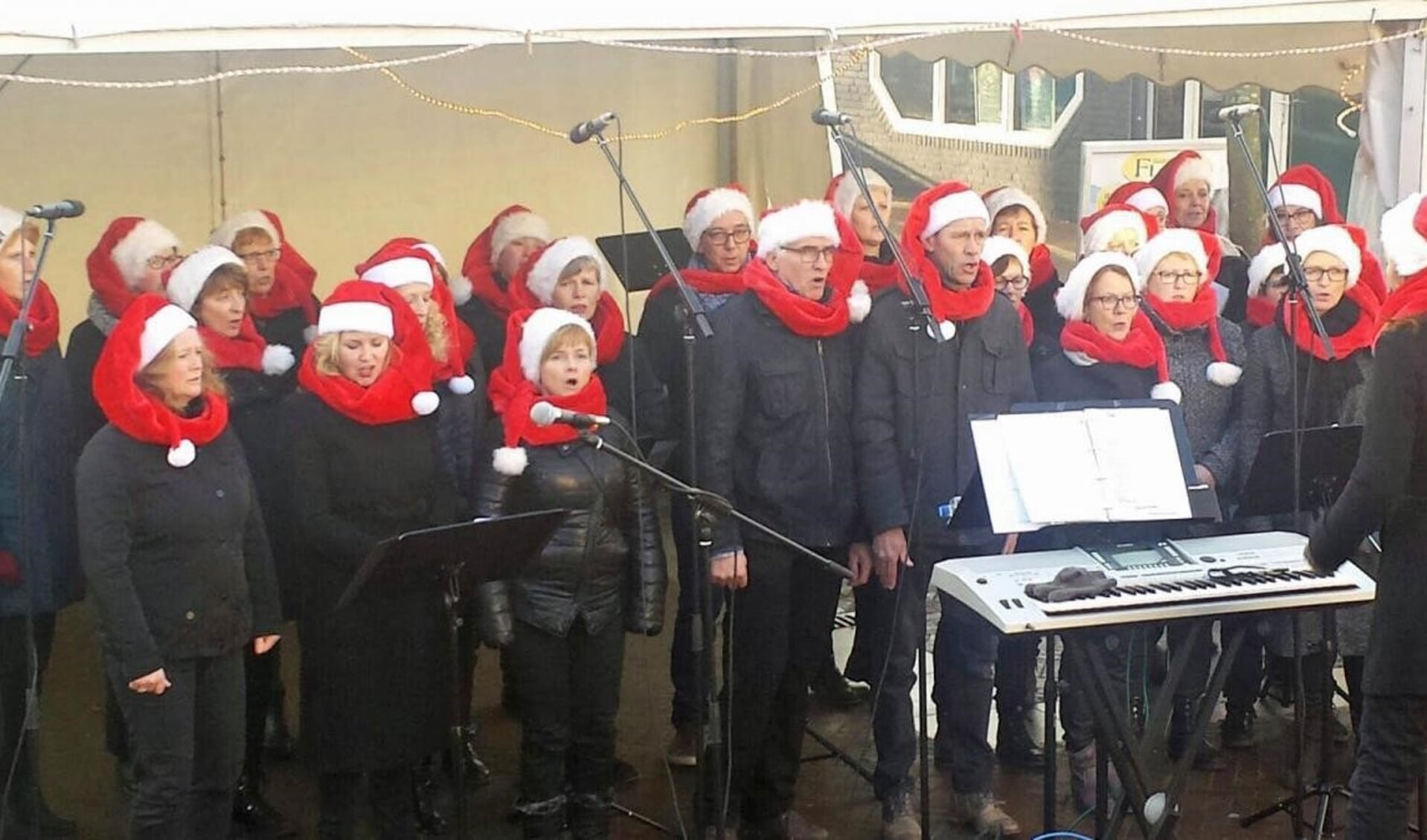Popkoor C'est la Vie uit Rijkevoort zorgt ook dit jaar voor de muzikale noot op de kerstmarkt in Kleve. 