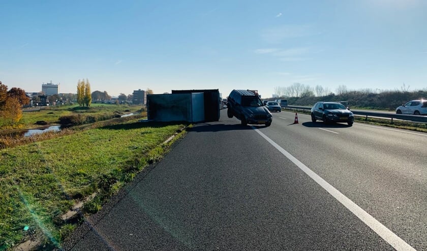 Jeep met aanhanger op zijn kop.