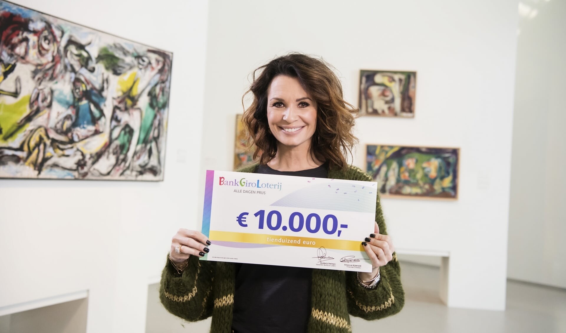 BankGiro Loterij-ambassadeur Leontine Borsato met de cheque.