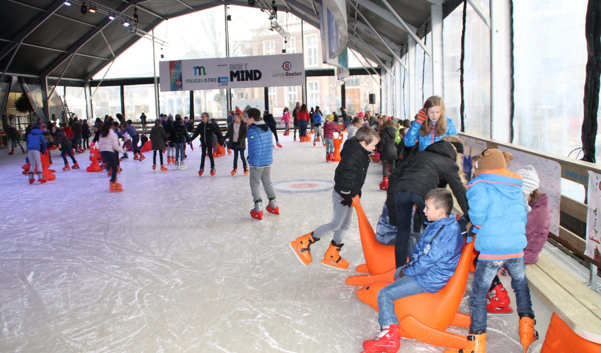 De ijsbaan krijgt dezelfde afmetingen als vorig jaar. Er wordt gebruik gemaakt van dezelfde mooie en transparante tent. 