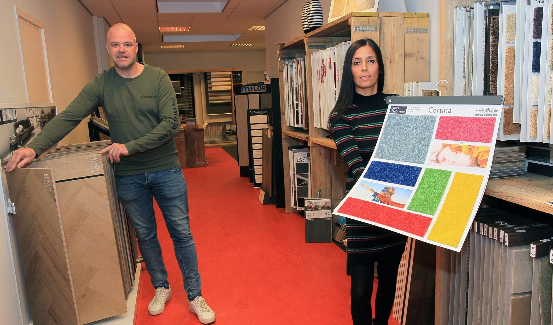 Mark Konings en zijn vrouw in de Kruisstraat. Binnenkort gaat dit pand dicht en opent Konings Vloeren in Berghem. (Foto: Hans van der Poel)