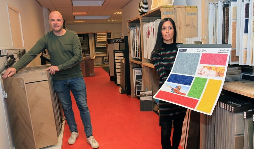 <p>Mark Konings en zijn vrouw in de Kruisstraat. Binnenkort gaat dit pand dicht en opent Konings Vloeren in Berghem. (Foto: Hans van der Poel)</p>
