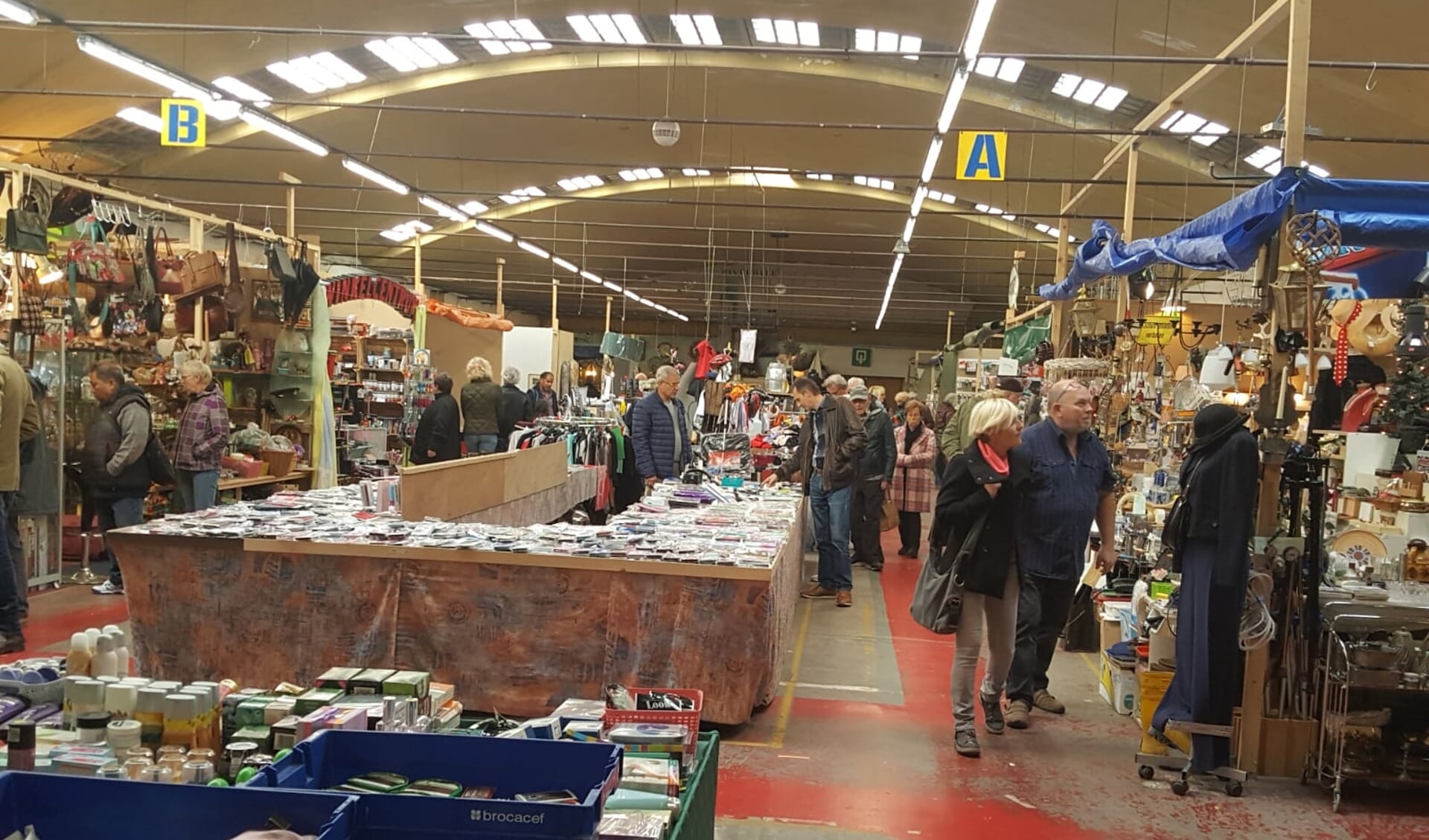 Bedrijvigheid op de Vrije Markt Cuijk. De markt is elke zaterdag van 9.00 tot 16.00 uur geopend. 