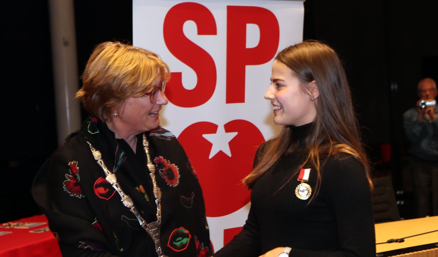 Kinderlintjes uitgereikt in gemeentehuis. (Foto: Hans van der Poel)