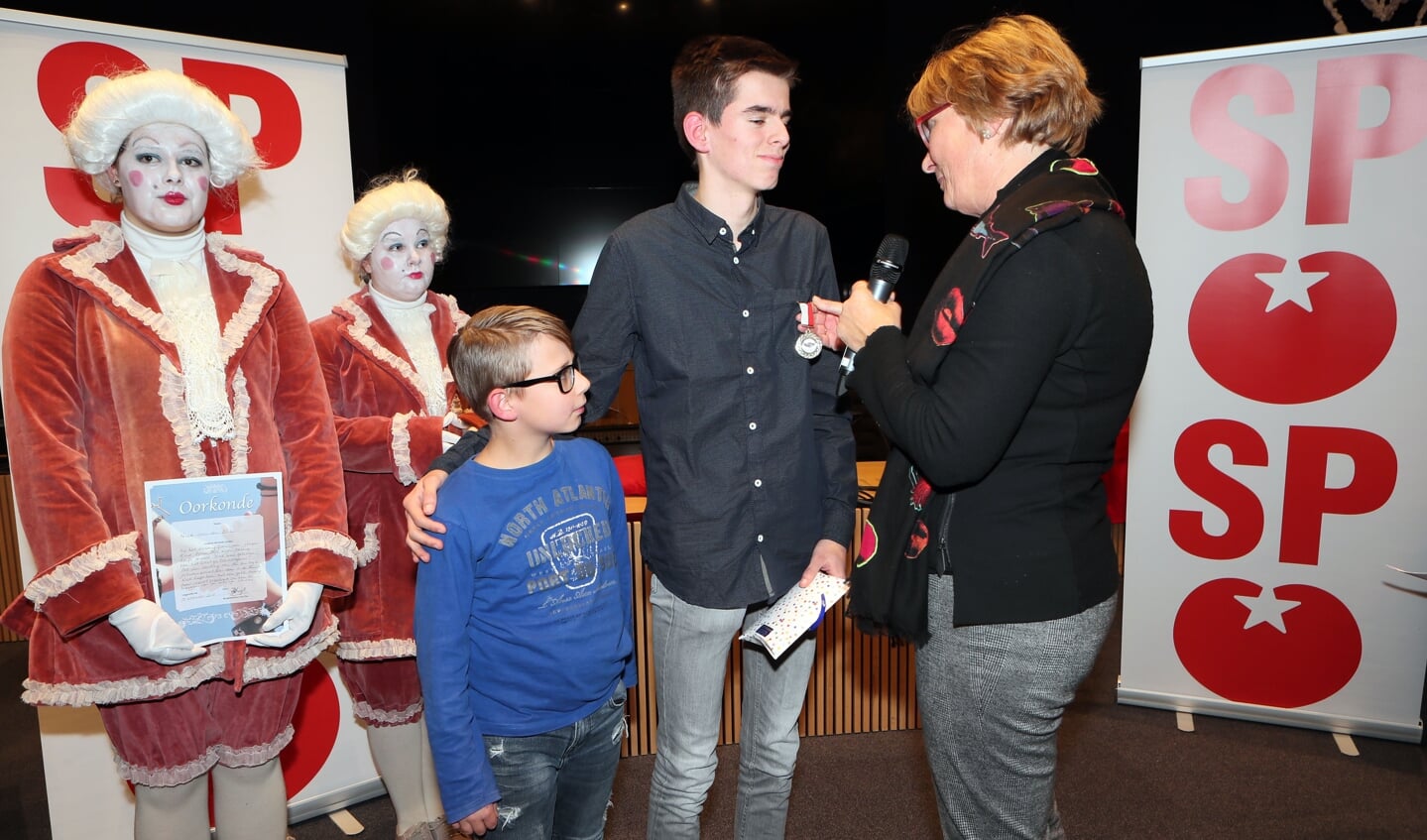 Kinderlintjes uitgereikt in gemeentehuis. (Foto: Hans van der Poel)