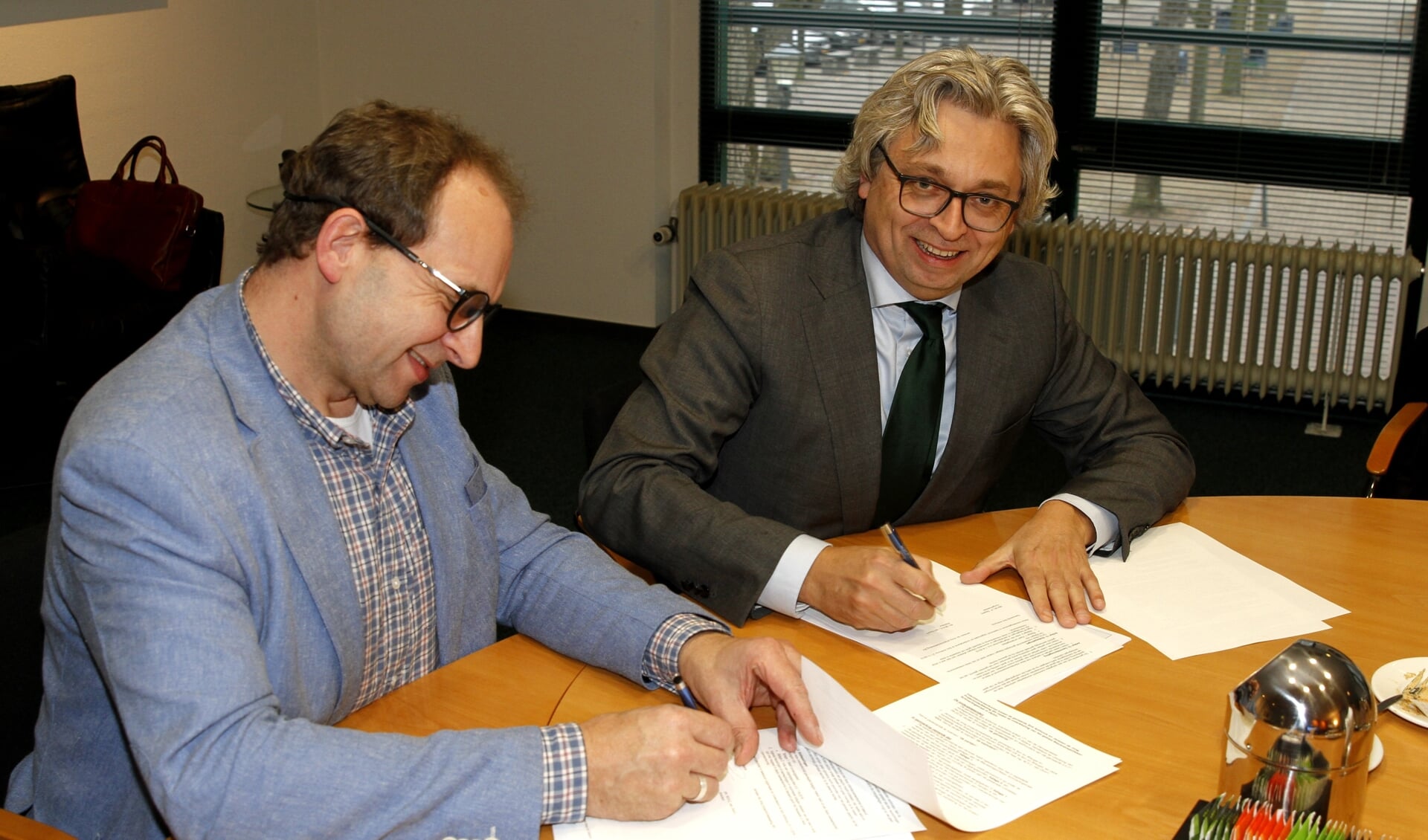 Michiel Werkhoven namens Janssen de Jong Projectontwikkeling en
Wouter Bollen namens de gemeente Sint Anthonis tekenen van de intentieverklaring Blauwstraat

