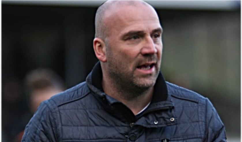 <p>Antwan van Rijn trainer van EVVC uit Vinkel koestert eerste puntje</p>
