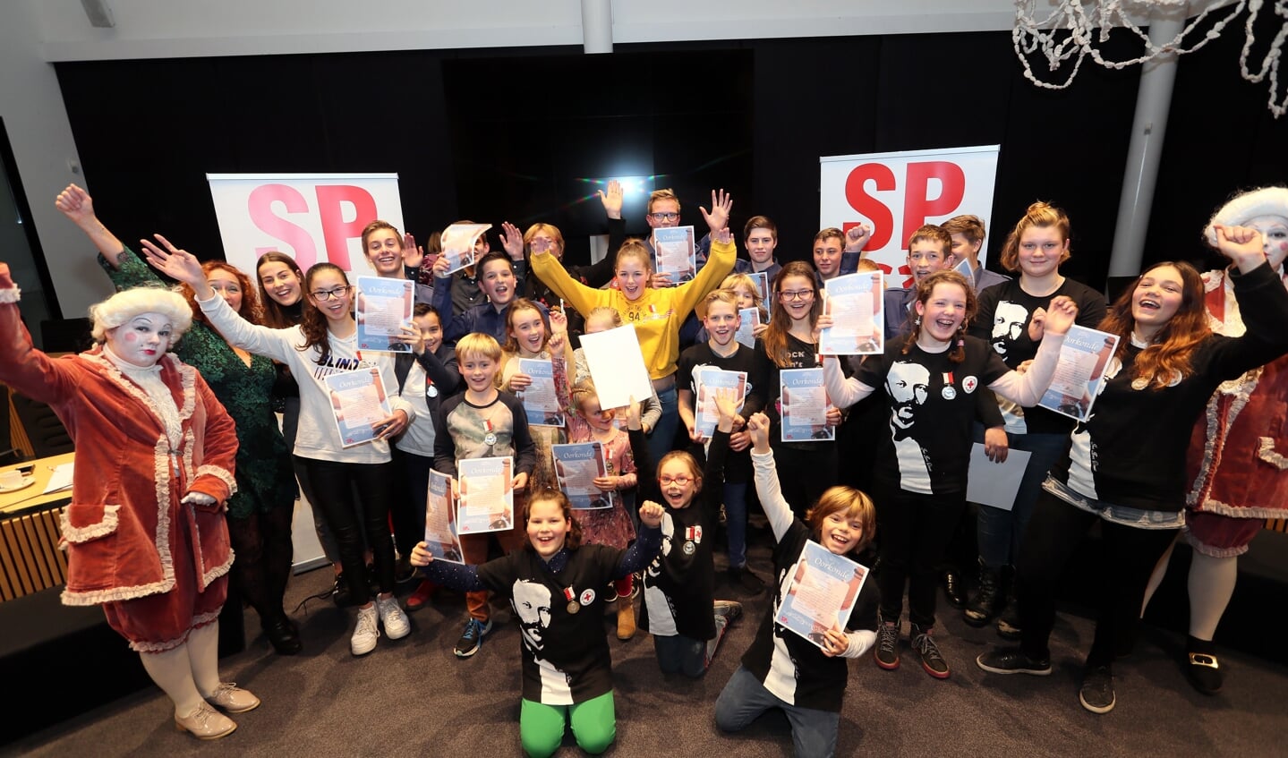 Kinderlintjes uitgereikt in gemeentehuis. (Foto: Hans van der Poel)