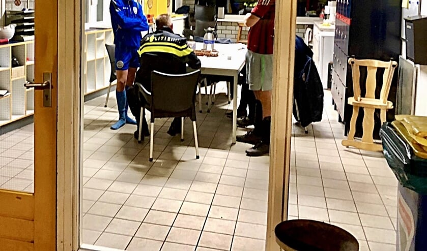 De politie informeert bij twee gedupeerde voetballers naar wat er allemaal is meegenomen.