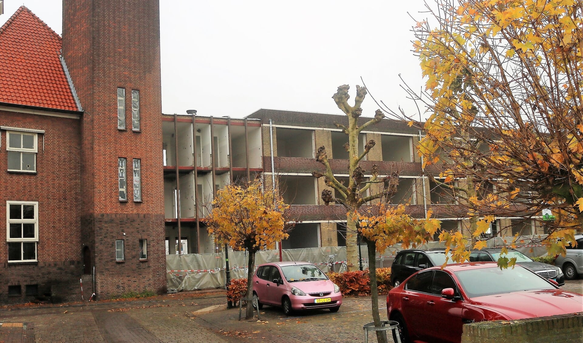 In de Brugstraat in Grave worden de appartementen van het oorspronkelijke ‘zorgcentrum Maaszicht’ na april gesloopt. Alles ‘onder de rode pannen’ blijft behouden. (foto en tekst: Annelies Graafsma)


