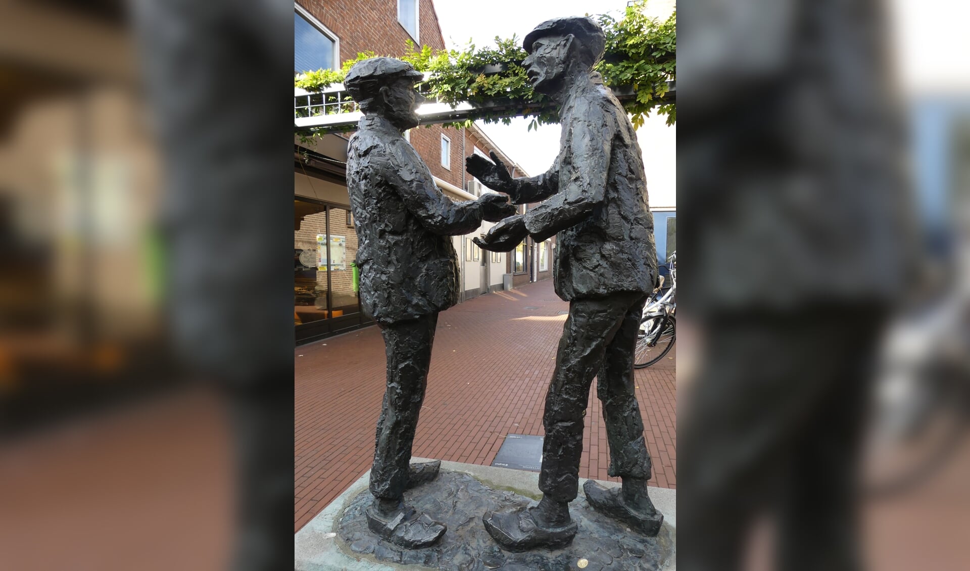 Het standbeeldje 'Handjeklap' in de Kalverstraat 