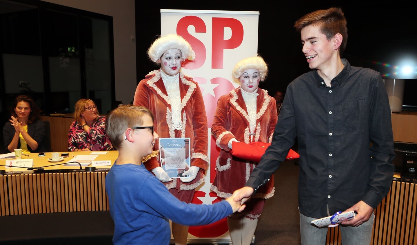 Kinderlintjes uitgereikt in gemeentehuis. (Foto: Hans van der Poel)