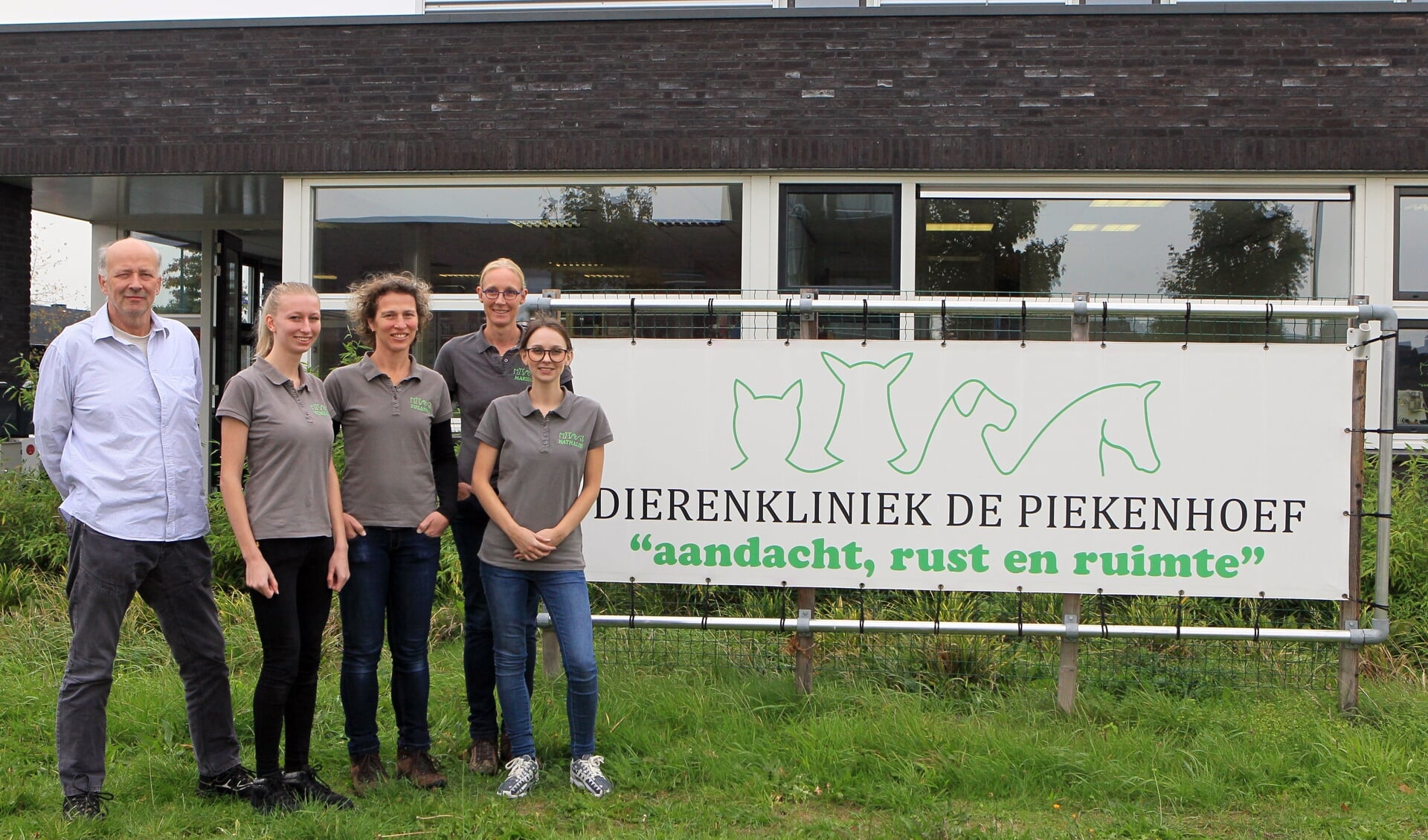 Het team van Dierenkliniek de Piekenhoef. (Foto: Hans van der Poel)