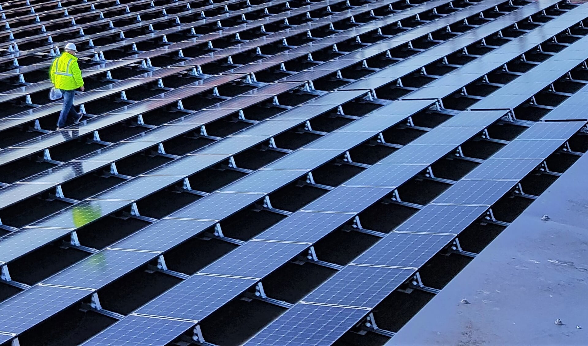 Op het dak (10.000 m2) van de Daelmans-fabriek in Oss zijn 1.666 zonnepanelen geïnstalleerd.