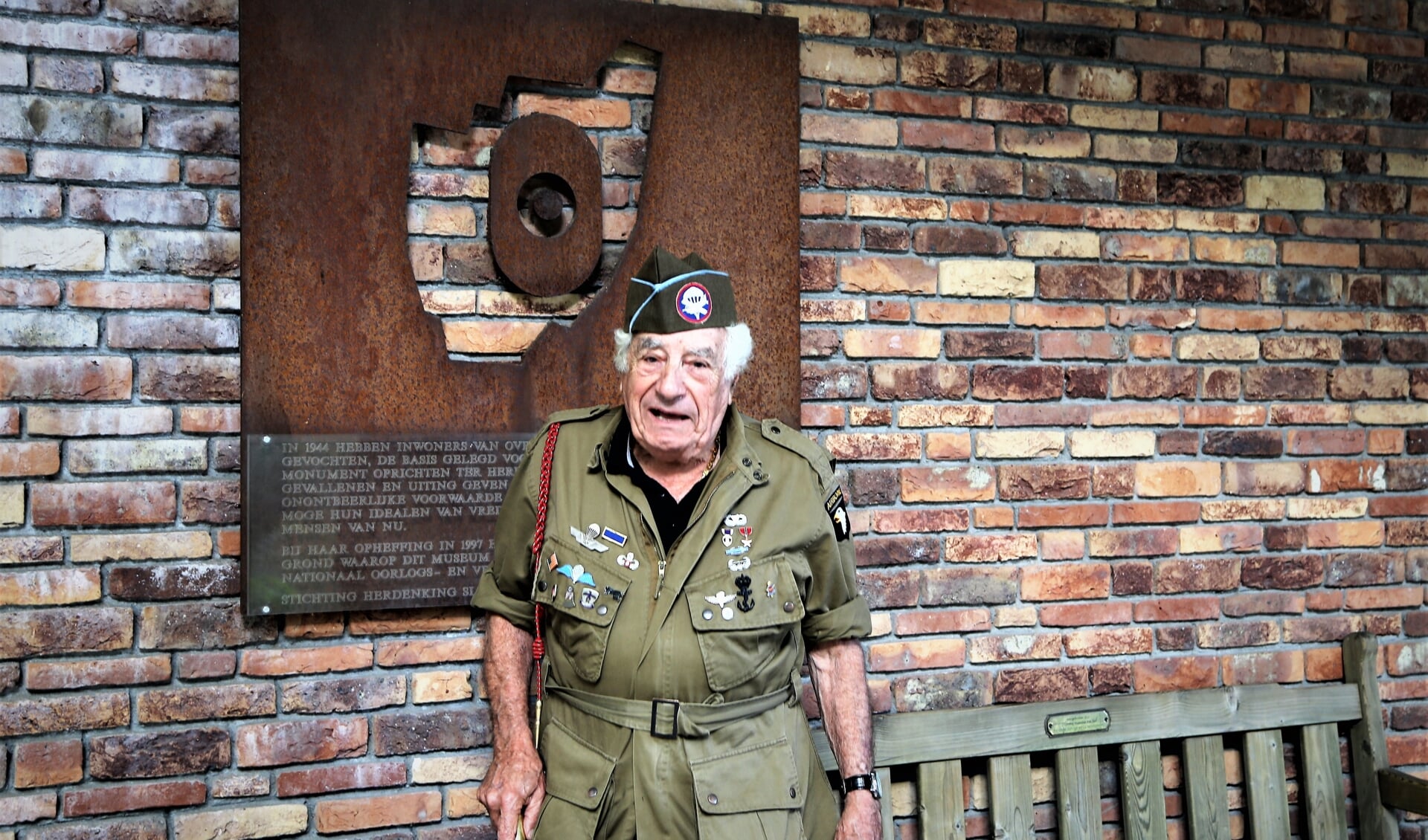 Paratrooper Vincent J. Speranza bezoekt Oorlogsmuseum Overloon.(foto: Jacques Hendrix)
