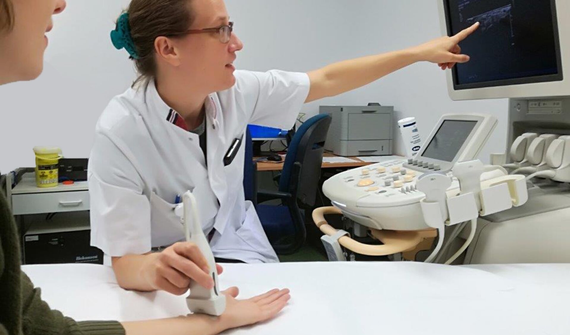 Neuroloog Anke Snijders onderzoekt via echografie of de zenuw in de pols verdikt is.(foto: Maasziekenhuis)