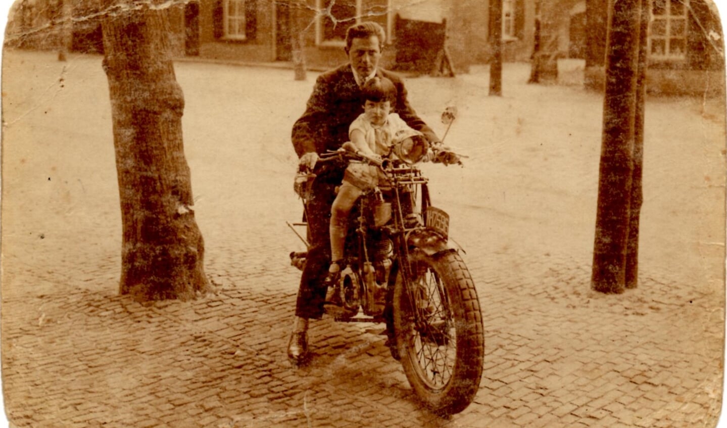 David van Zwanenbergh met zijn dochtertje Betty, rond 1928 in de Marktstraat in Uden (bron: collectie familie Stronkhorst)